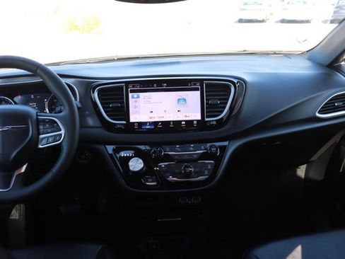 Used 2025 Chrysler Pacifica Select image 15