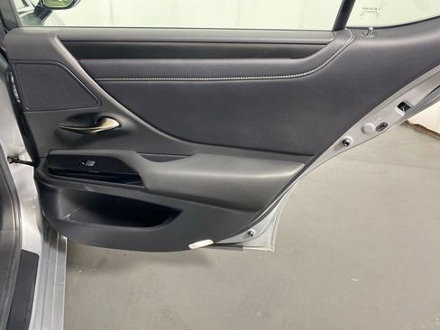 Used 2023 Lexus ES 300h w/ Accessory Package (Z2) FWD image 32