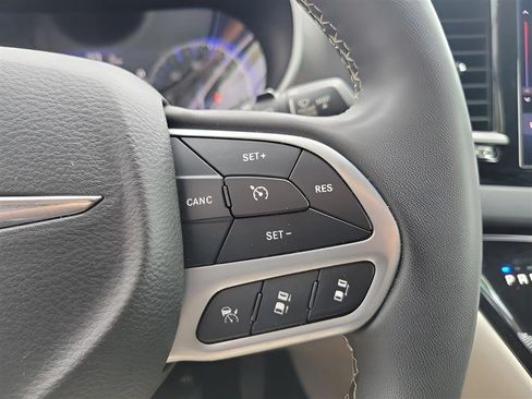 Used 2022 Chrysler Pacifica Touring-L FWD image 9