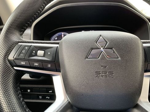 Used 2023 Mitsubishi Outlander SE image 18