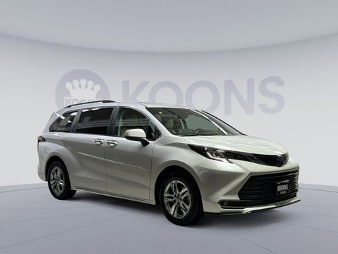 Used 2022 Toyota Sienna XLE image 13