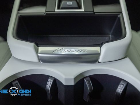 Used 2024 Porsche Macan AWD/4WD image 32