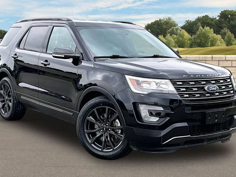 Used 2017 Ford Explorer XLT w/ Equipment Group 202A FWD image 2