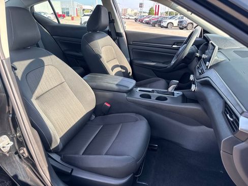 Used 2025 Nissan Altima 2.5 SV FWD image 11
