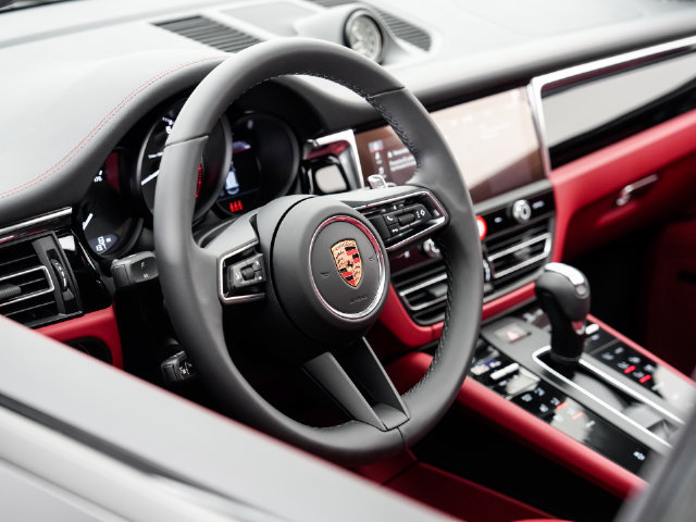 Certified 2026 Porsche Macan AWD/4WD image 9