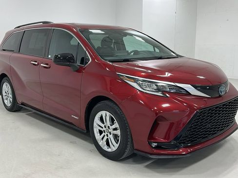 Used 2021 Toyota Sienna XSE w/ XSE Plus Package AWD/4WD image 7