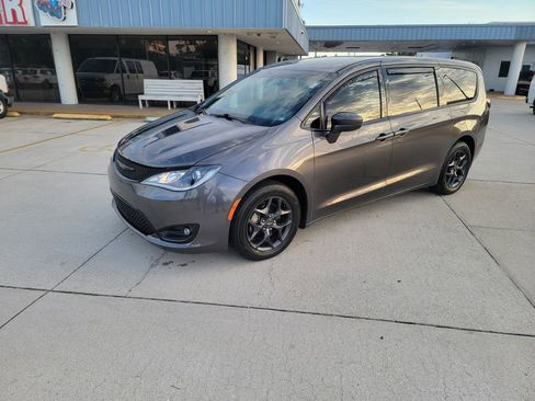 Used 2018 Chrysler Pacifica Touring Plus w/ S Appearance Package image 1