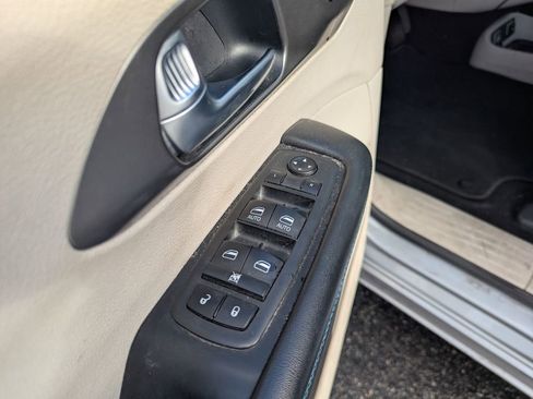 Used 2021 Chrysler Pacifica Touring-L image 17