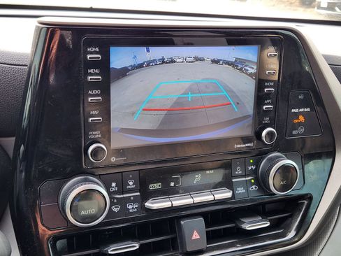 Used 2022 Toyota Highlander L image 17