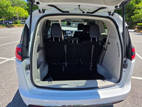 Used 2024 Chrysler Pacifica Touring-L FWD image 34