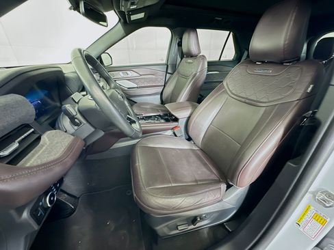 Used 2025 Ford Explorer Platinum w/ LUX Leather Package image 13