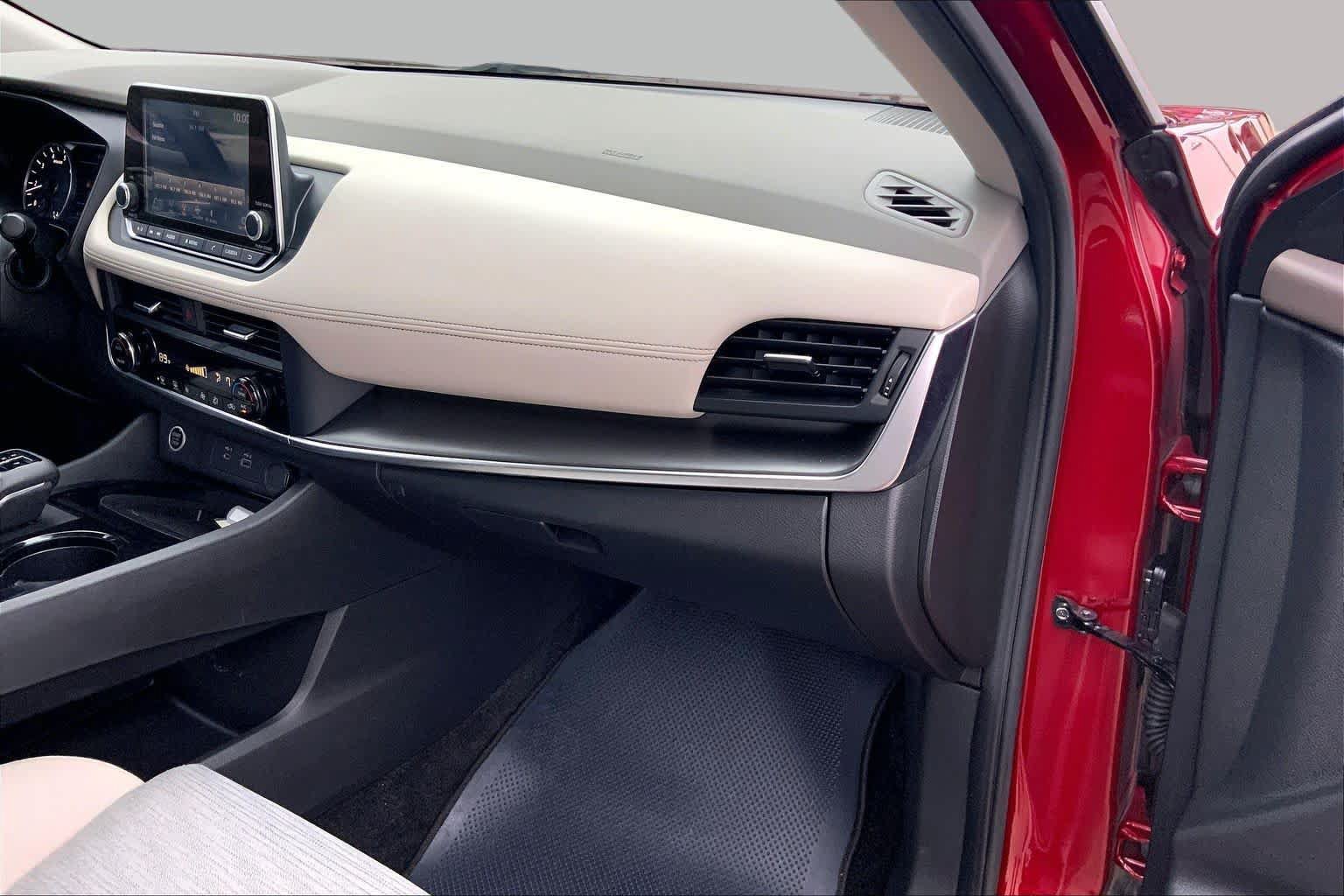 Used 2023 Nissan Rogue SV FWD image 18