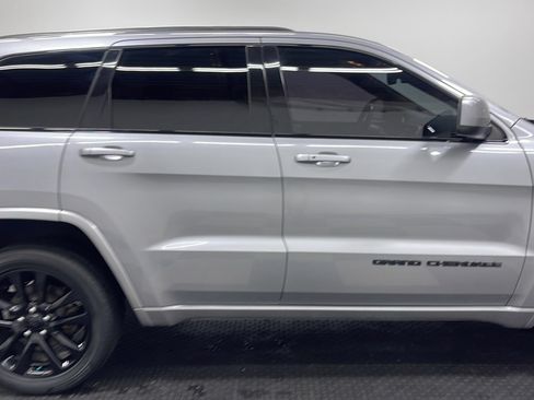 Used 2018 Jeep Grand Cherokee Altitude AWD/4WD image 20