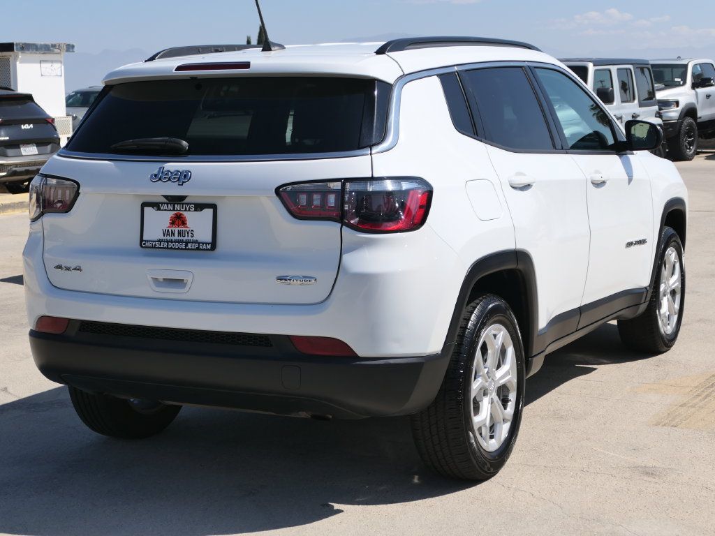 Used 2024 Jeep Compass Latitude AWD/4WD image 2