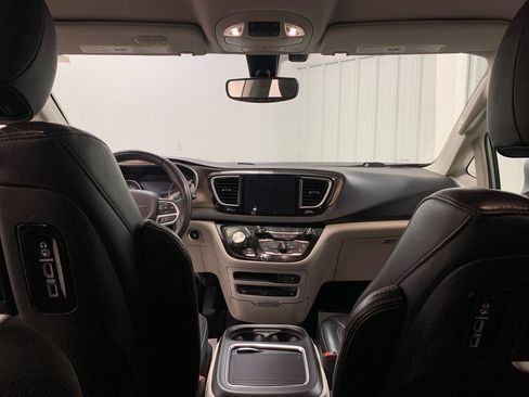 Used 2018 Chrysler Pacifica Touring-L Plus w/ Tire & Wheel Group image 22