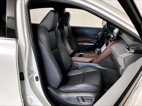 Used 2023 Toyota Venza Limited image 7