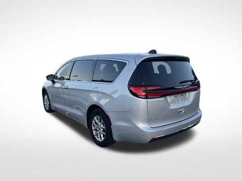 Used 2024 Chrysler Pacifica Touring-L image 4