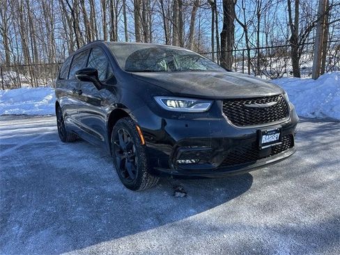 New 2026 Chrysler Pacifica Select image 2