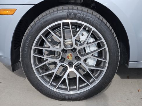 Used 2021 Porsche Macan Turbo image 14