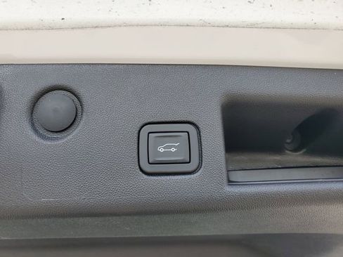Used 2024 Chevrolet Equinox Premier AWD/4WD image 8