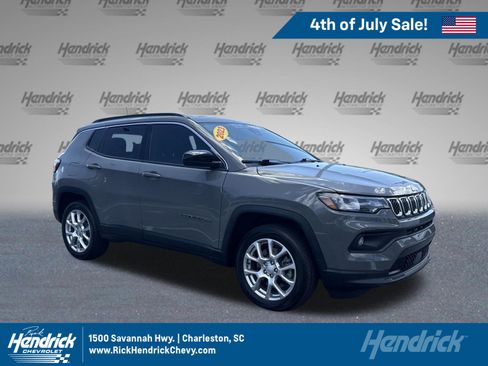 Used 2023 Jeep Compass Latitude AWD/4WD image 1