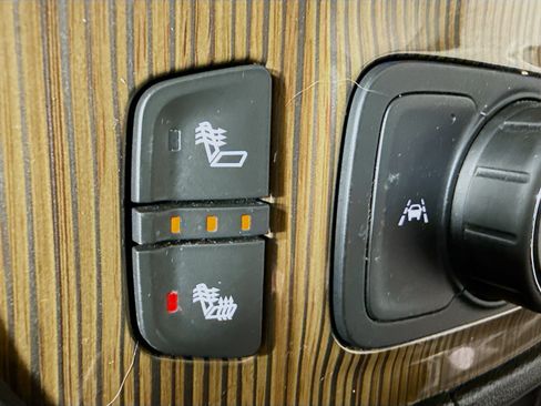 Used 2023 GMC Acadia SLE w/ Driver Convenience Package FWD image 25