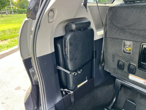 Used 2015 Toyota Sienna SE Premium FWD image 42