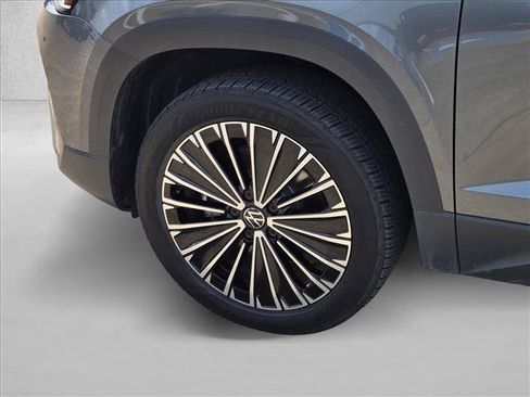 Used 2025 Volkswagen Taos SE FWD image 23