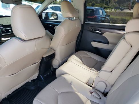 Used 2023 Toyota Highlander Limited image 18