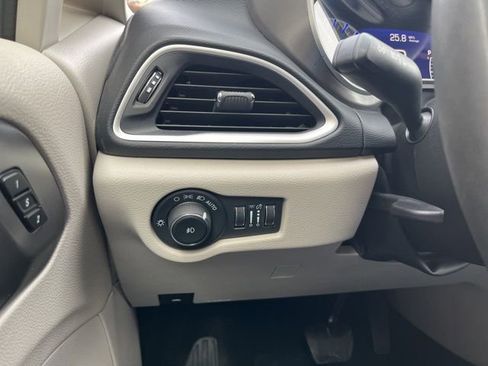 Used 2024 Chrysler Pacifica Touring-L image 32