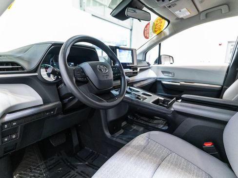 Certified 2025 Toyota Sienna LE FWD image 4