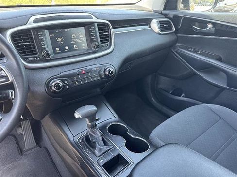 Used 2020 Kia Sorento LX image 12