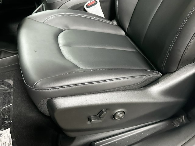 New 2026 Chrysler Pacifica Select AWD/4WD image 18