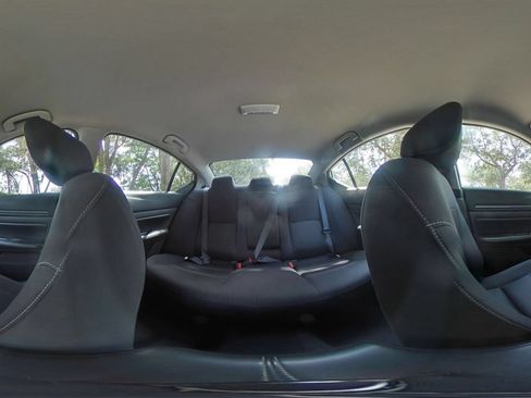 Used 2025 Nissan Altima 2.5 SV FWD image 39