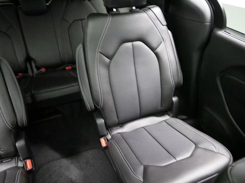 New 2026 Chrysler Pacifica Select AWD/4WD image 33