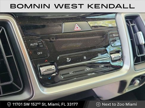 Used 2022 Kia Sorento S image 18