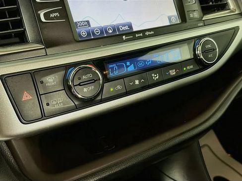 Used 2019 Toyota Highlander XLE AWD/4WD image 16