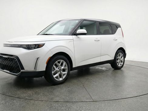 Used 2025 Kia Soul LX w/ LX Technology Package FWD image 3
