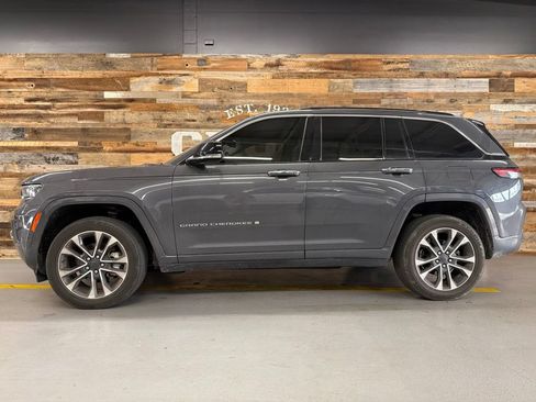 Used 2022 Jeep Grand Cherokee Overland w/ Luxury Tech Group IV AWD/4WD image 10