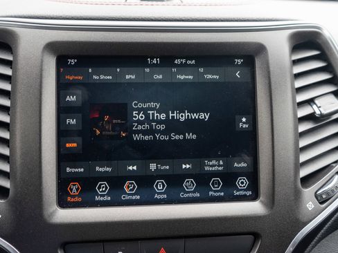 Used 2019 Jeep Cherokee Trailhawk w/ Comfort/Convenience Group image 18