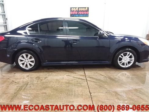 Used 2010 Subaru Legacy 2.5i Premium image 2