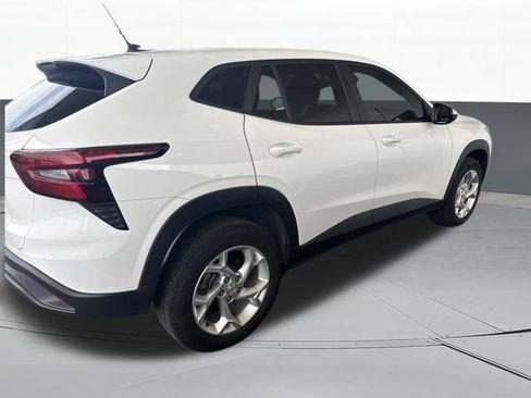 Used 2025 Chevrolet Trax LS w/ LS Convenience Package FWD image 7