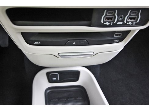 Used 2022 Chrysler Pacifica Touring-L w/ Uconnect Theater Family Group FWD image 29