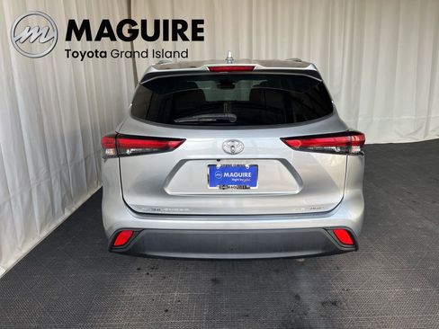 Used 2021 Toyota Highlander XLE AWD/4WD image 31