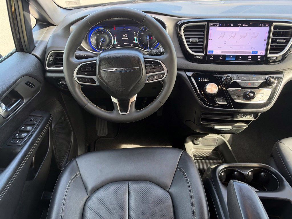 Used 2025 Chrysler Pacifica Select FWD image 20