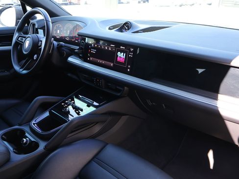 Certified 2024 Porsche Cayenne image 28