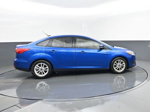 Used 2018 Ford Focus SE w/ SE Winter Package FWD image 4