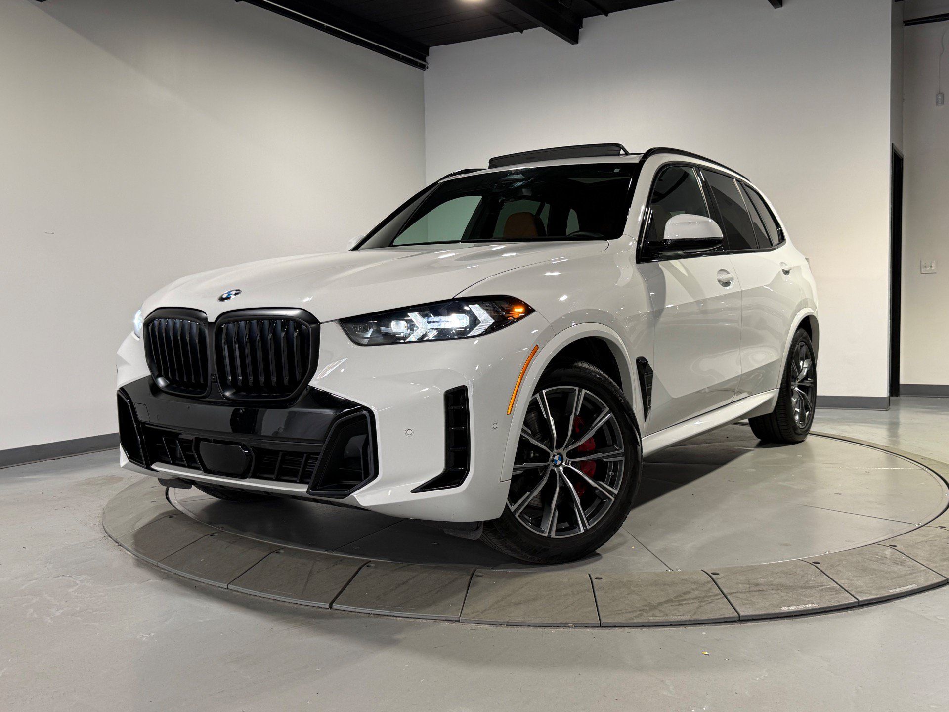 Used 2026 BMW X5 xDrive40i w/ M Sport Package AWD/4WD image 2