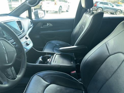 Used 2022 Chrysler Pacifica Limited w/ Uconnect Theater Family Group image 2