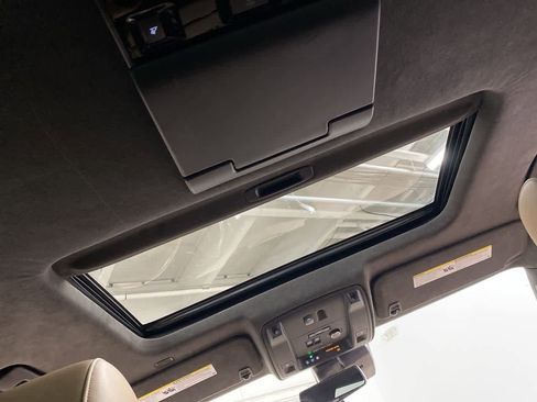 Used 2020 Cadillac Escalade Platinum image 19